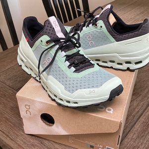 On Cloud Ultra women's running/trails shoe.